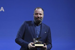 Avec "Pauvres créatures", le cinéaste grec Yorgos Lanthimos, habitué des festivals, arrive enfin à la consécration.